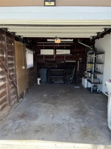 Garage (Fits one car)