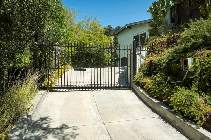 2770 Mira Vista Drive, Glendale, California 91208 — photo 5