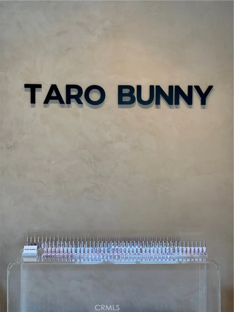 8280 Melrose Ave