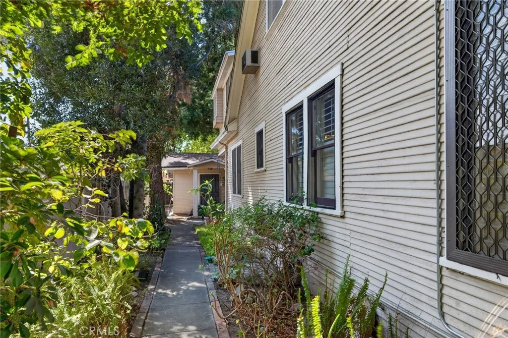 Private side yard walkway to quest house and upstairs unit. Private side yard walkway to quest house and upstairs unit.