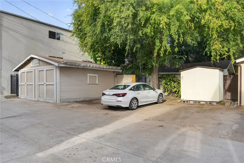 Garage and Parking off of Alley Garage and Parking off of Alley