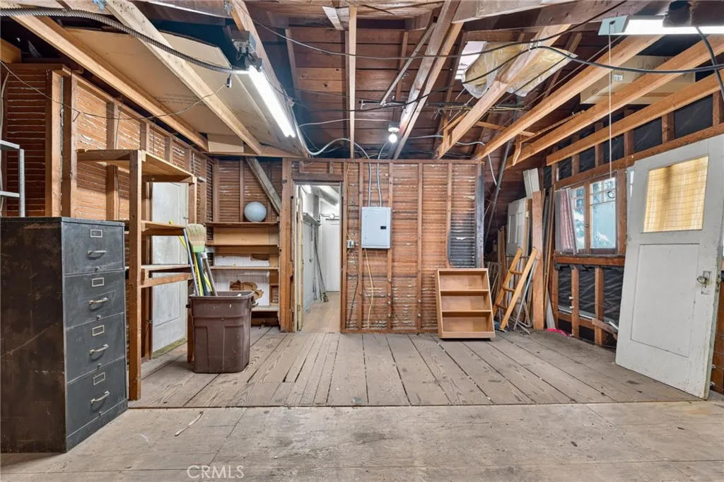 Very Large Stand-up Attic Very Large Stand-up Attic