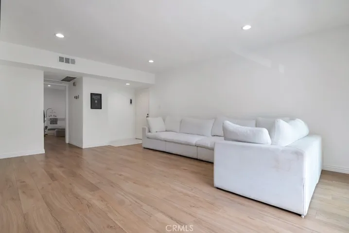 1015 N Michillinda 302, Pasadena, California 91107 — photo 4