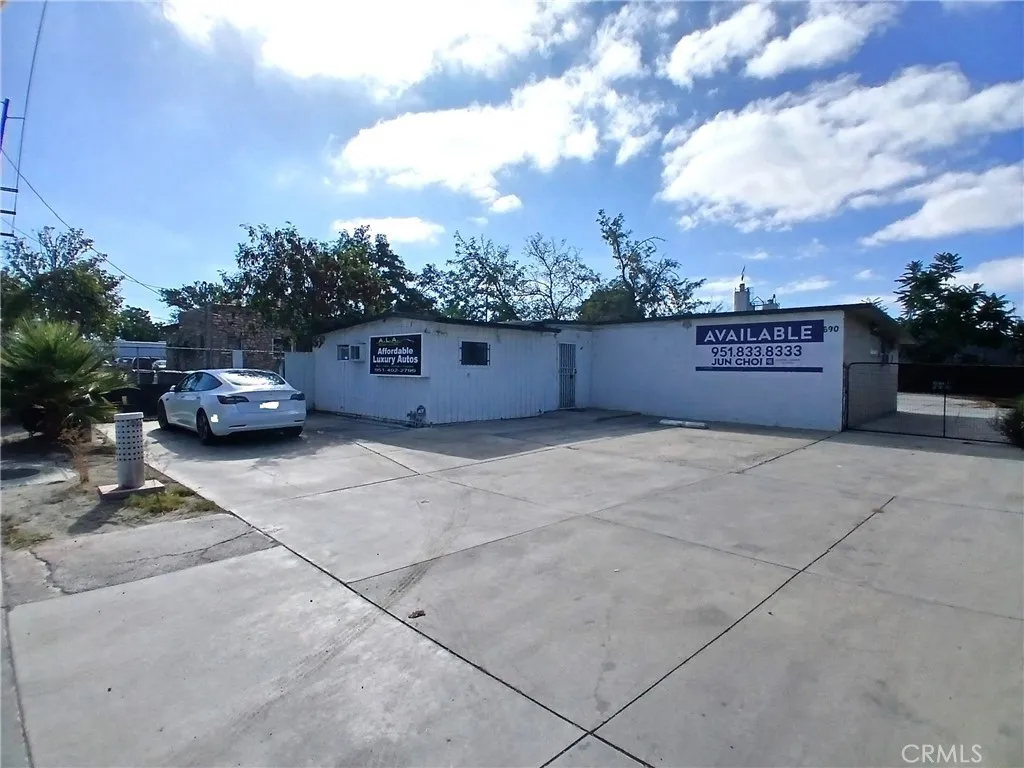690 W Esplanade Ave