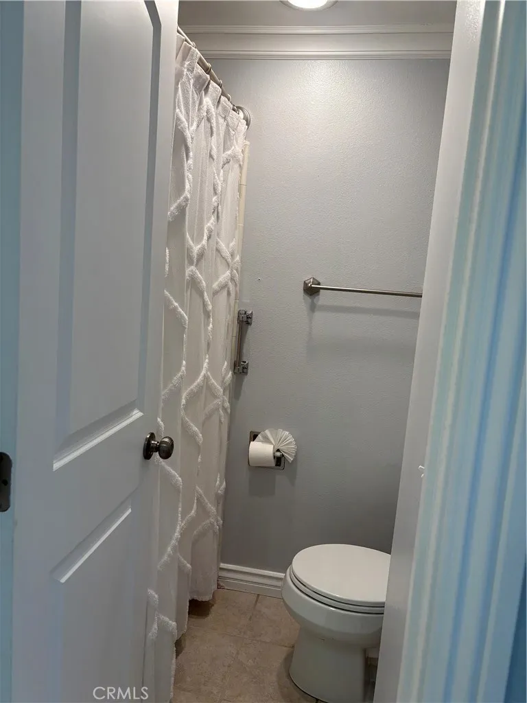 Second bathroom with tub/shower combination Second bathroom with tub/shower combination