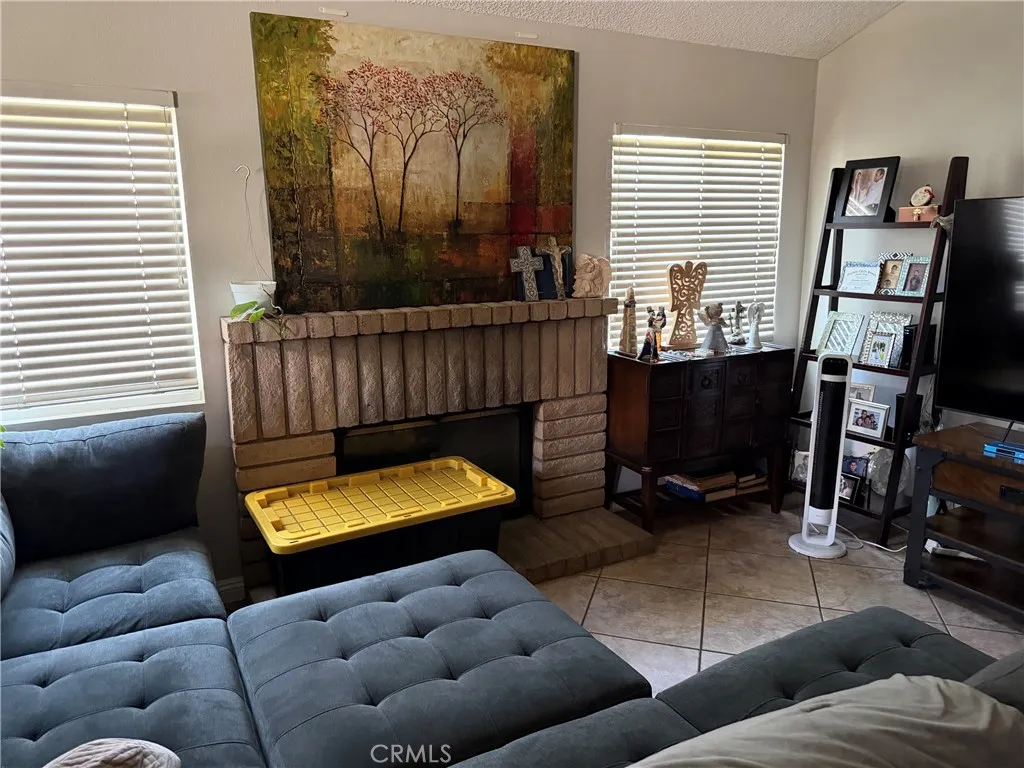 2321 Maryhelen, Corona, California 92879 — photo 5