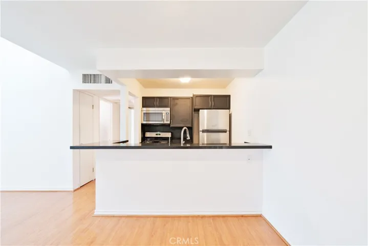 18350 Hatteras 206, Tarzana, California 91356 — photo 5