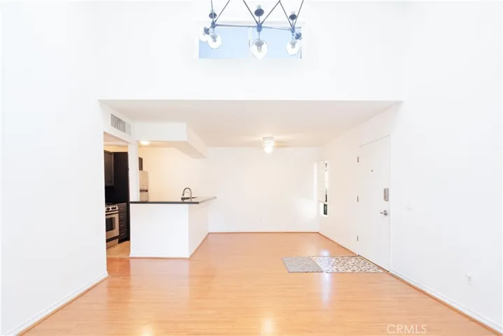 18350 Hatteras 206, Tarzana, California 91356 — photo 4