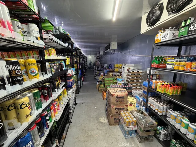 Walk-in Beer Cooler with Beer cave Entry