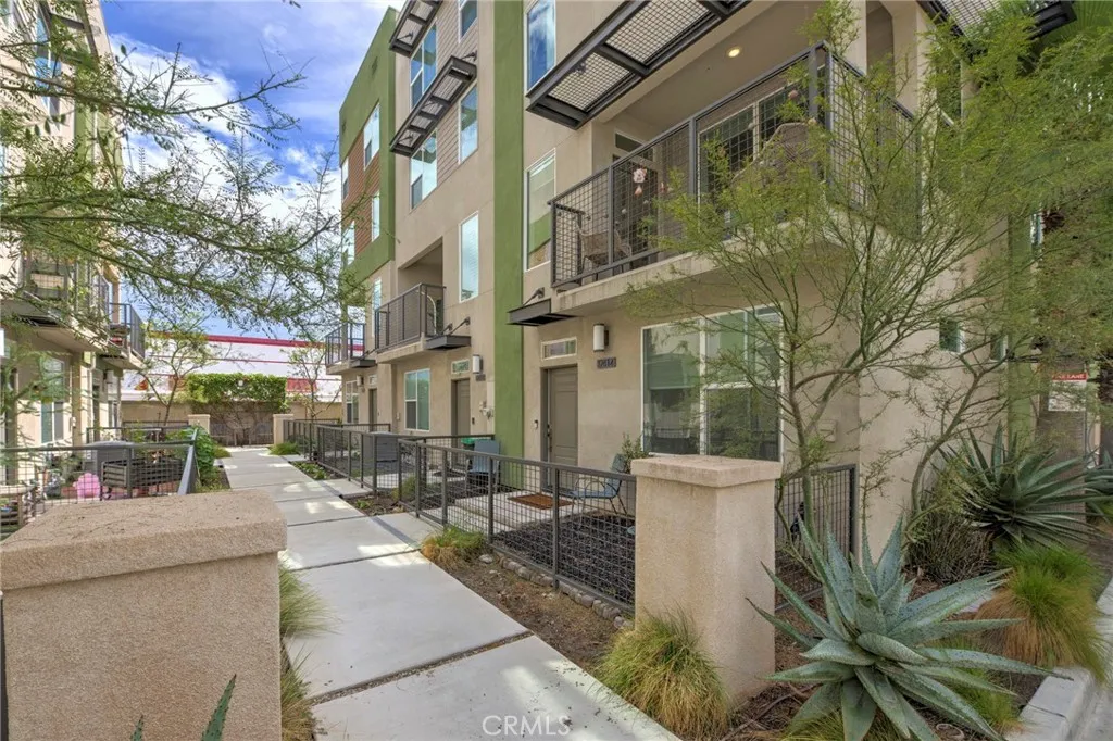 Desirable end setting with extra windows, enhanced natural light, and convenient parking.
Desirable end setting with extra windows, enhanced natural light, and convenient parking.