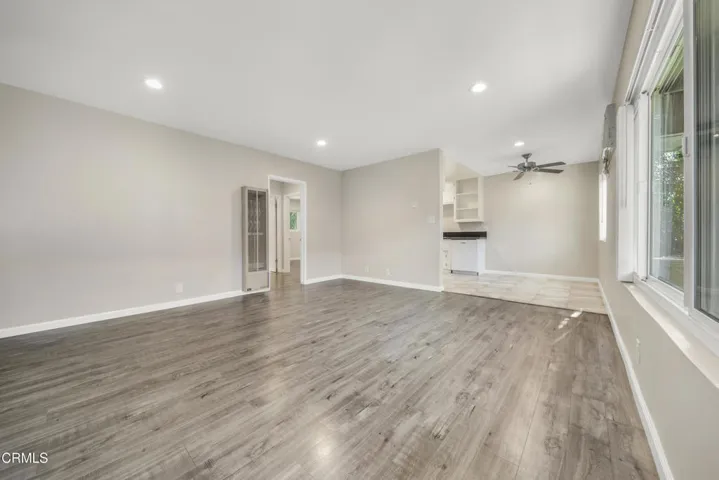580 N Los Robles Living room