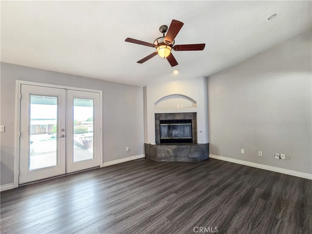 Family room - original unstaged photo