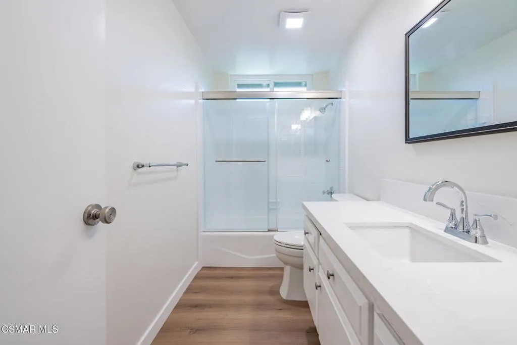 Hallway bathroom2