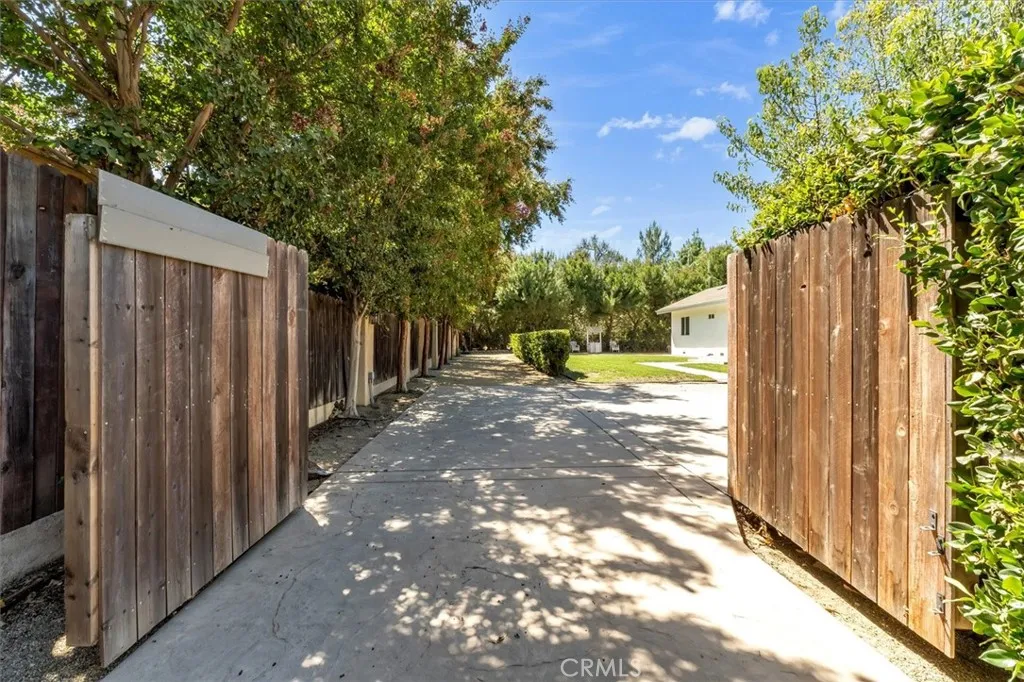 Private Driveway to Back House