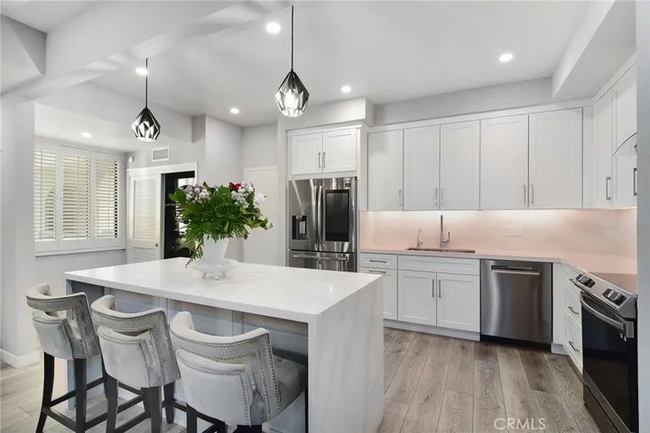 5216 Yarmouth Avenue 307, Encino, California 91316 — photo 4
