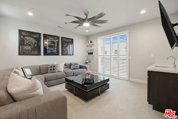547 Daniel Freeman Circle, Inglewood, California 90301 — photo 4