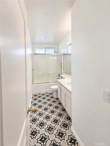 Upstairs Full Bathroom
