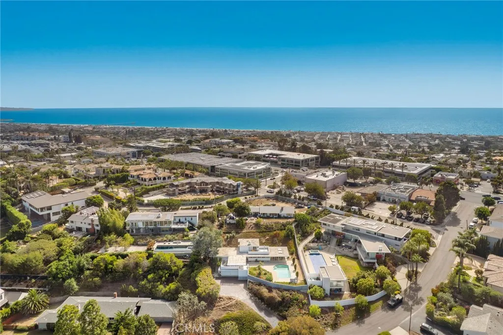 Huge estate property and just 11 blocks to the beach