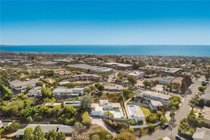 Huge estate property and just 11 blocks to the beach
