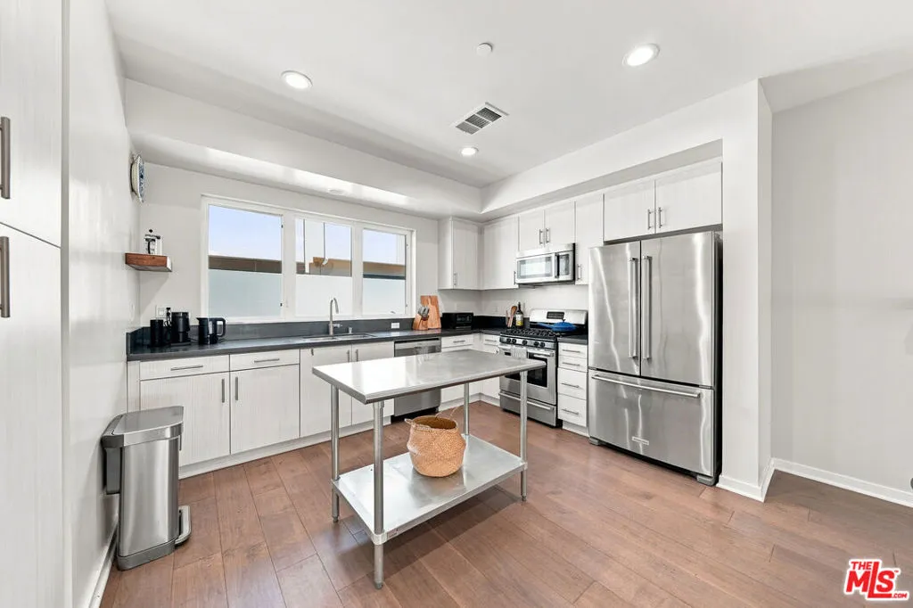 2928 Rowena Avenue 3, Los Angeles, California 90039 — photo 4