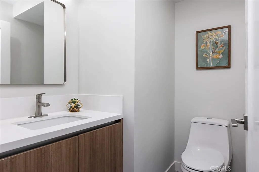 2822 Rowena Avenue B, Los Angeles, California 90039 — photo 4