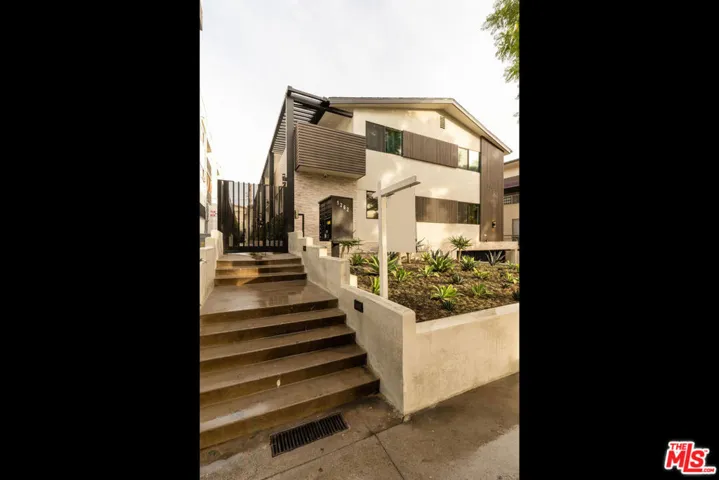 1262 N Sweetzer Avenue 109, West Hollywood, California 90069 — photo 5