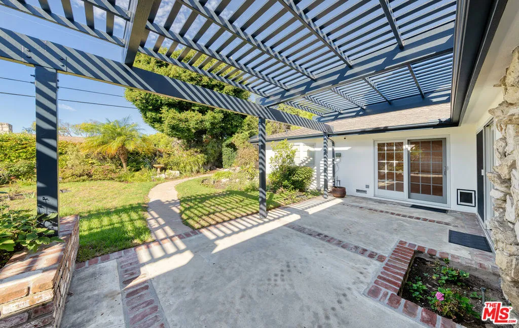 Patio w shade cover
