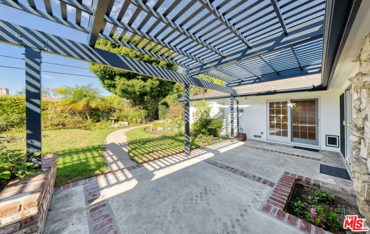 Patio w shade cover