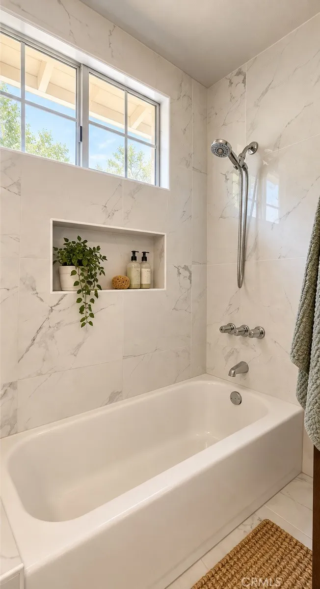 Master Bathroom - Photos have used AI for brightness and staging. Master Bathroom - Photos have used AI for brightness and staging.