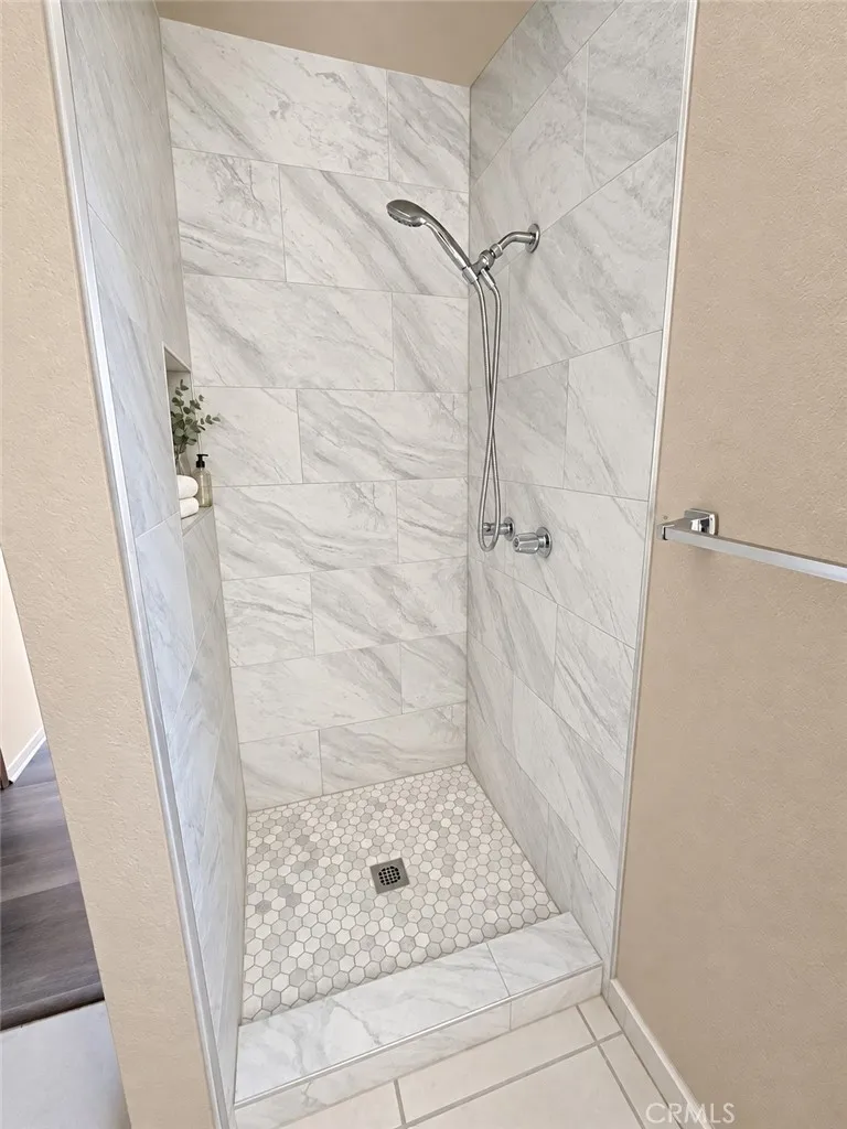Upstairs Hall Shower - Photos have used AI for brightness and staging. Upstairs Hall Shower - Photos have used AI for brightness and staging.