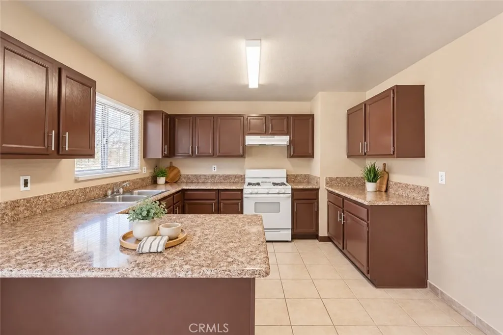 Kitchen - Photos have used AI for brightness and staging. Kitchen - Photos have used AI for brightness and staging.