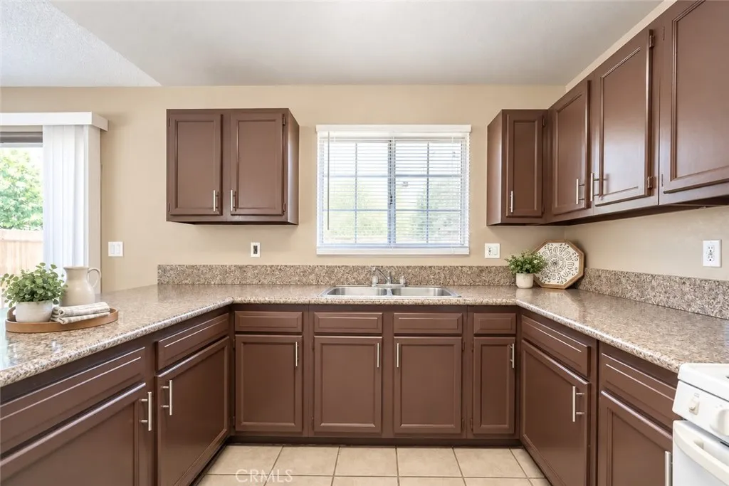 Photos have used AI for brightness and staging. Photos have used AI for brightness and staging.