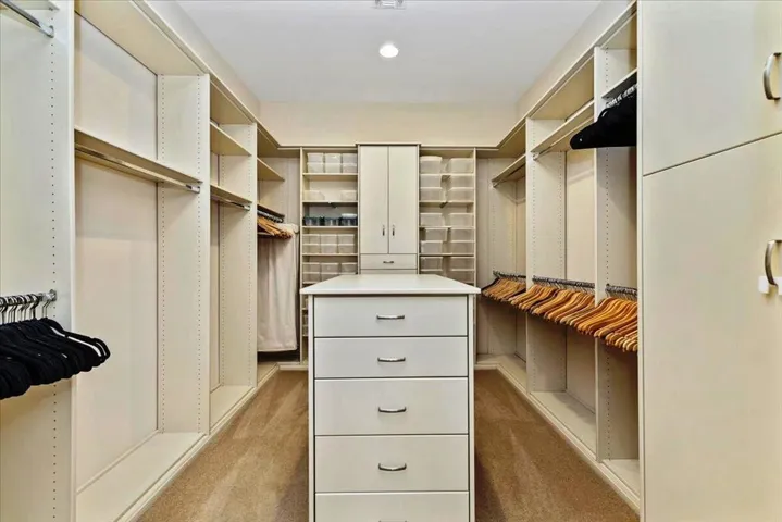 38-Walk In Closet