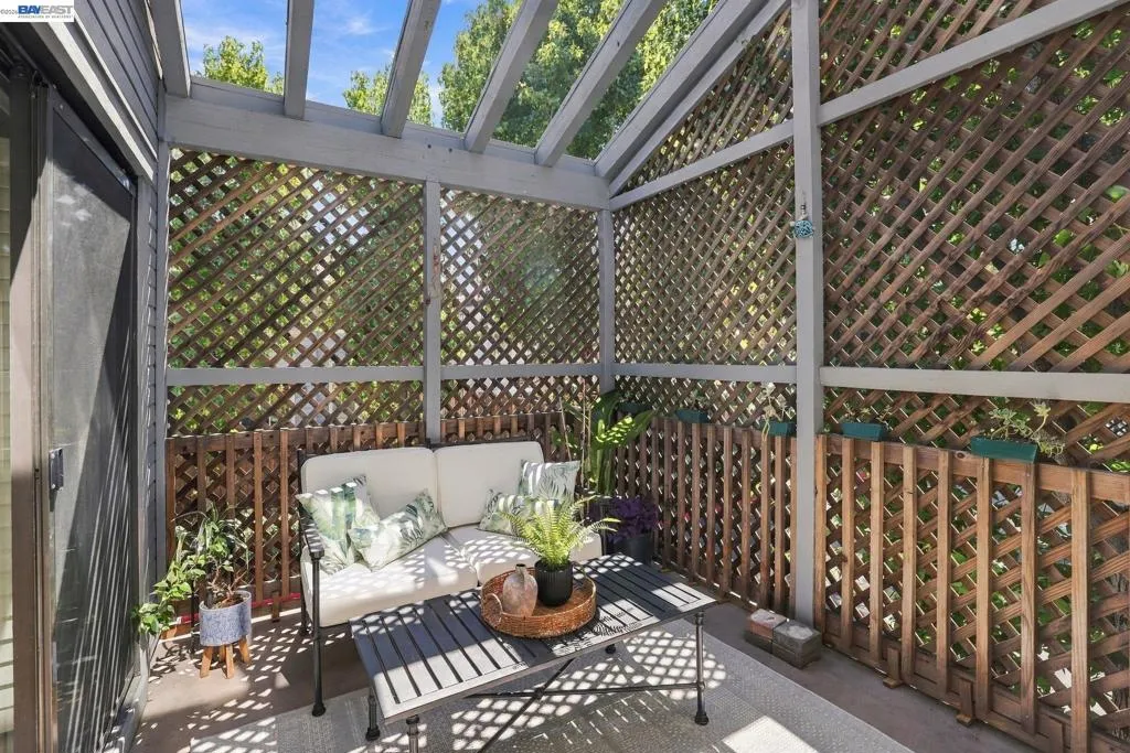 Screened porch off Kitchen Screened porch off Kitchen
