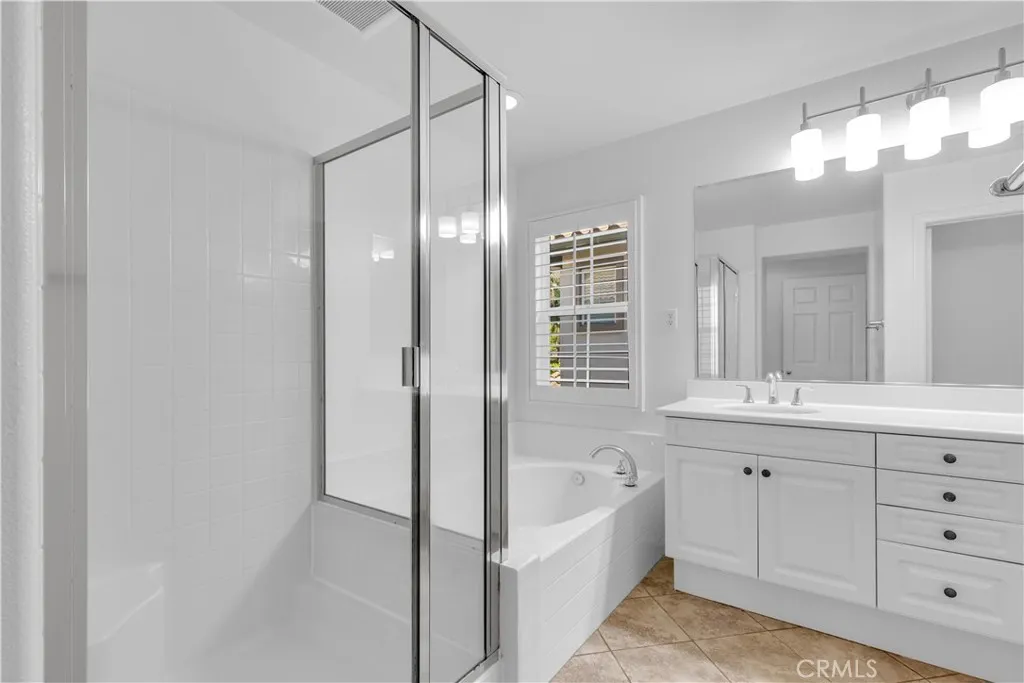 Master Bathroom with dual vanities, seperate bathtub + step-in shower.\ Master Bathroom with dual vanities, seperate bathtub + step-in shower.\