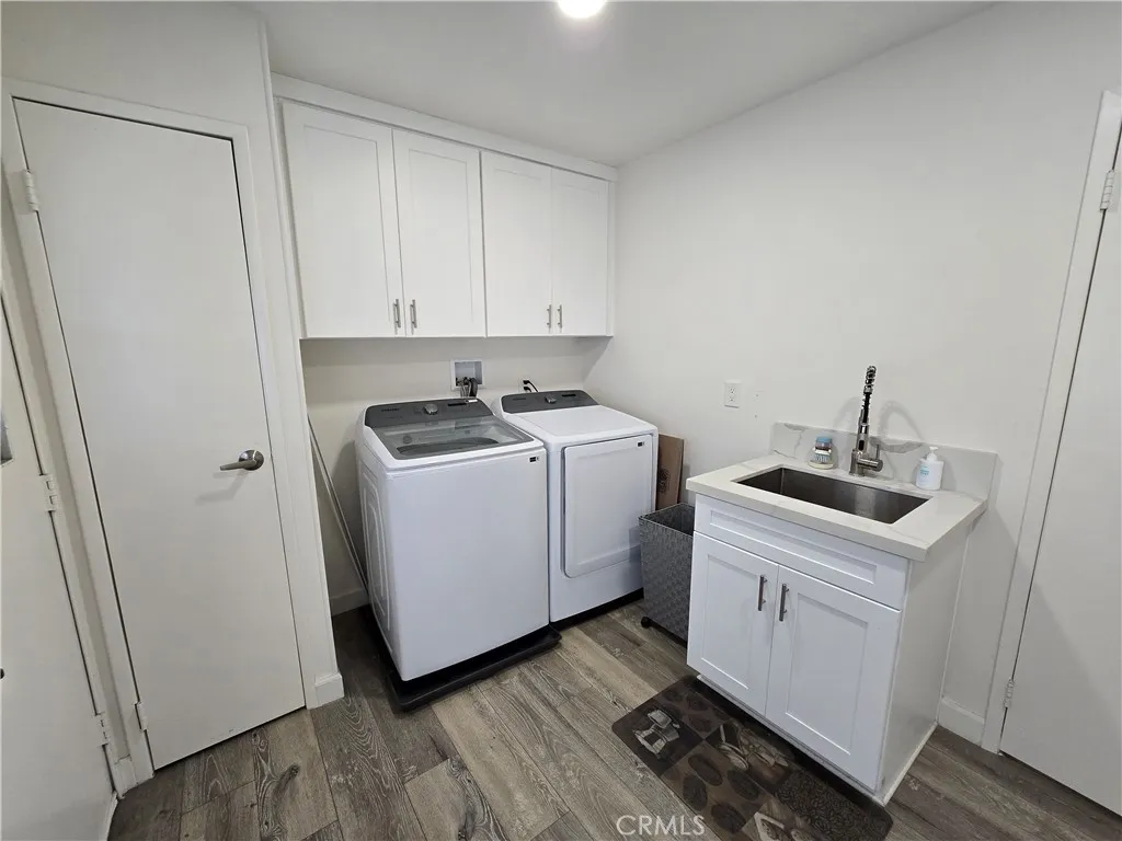 Laundry Room with utility sink