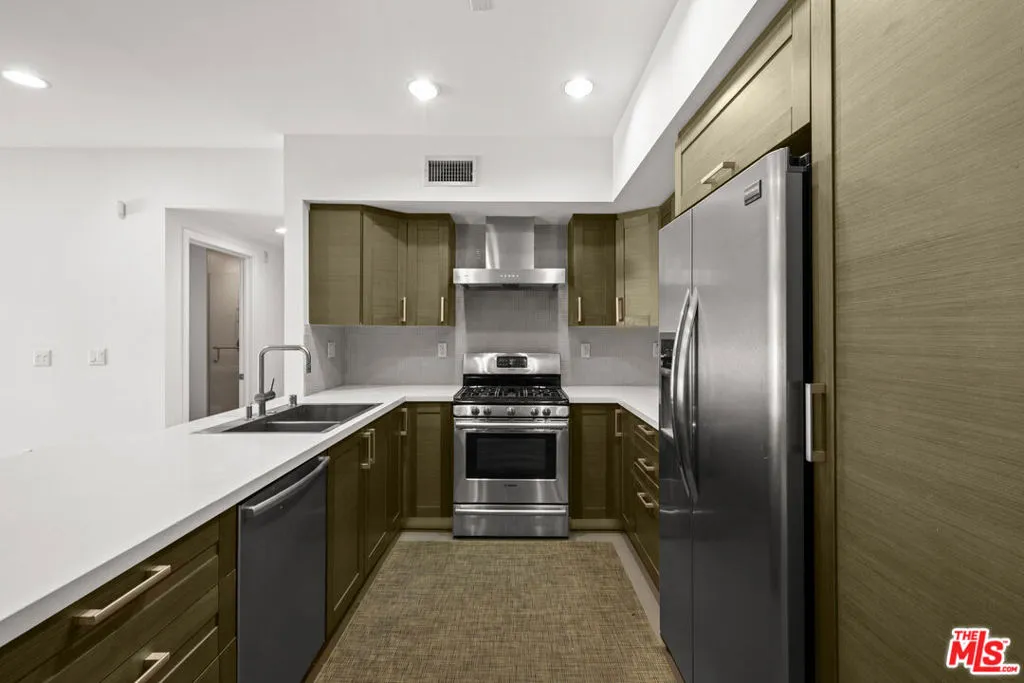 7133 Hawthorn Avenue 202, Los Angeles, California 90046 — photo 4