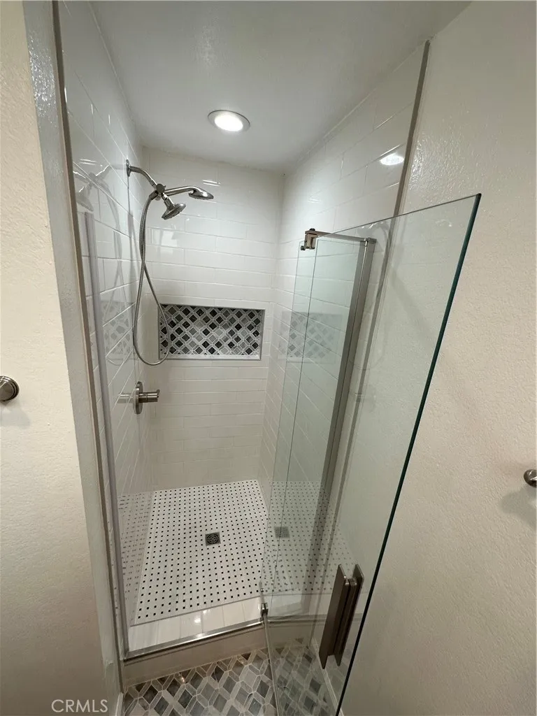 Mian level bath with glass enclosure looks new!