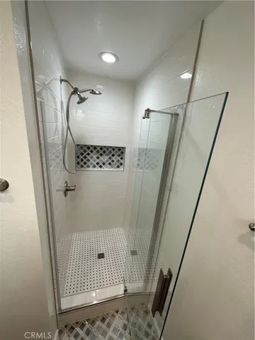 Mian level bath with glass enclosure looks new!