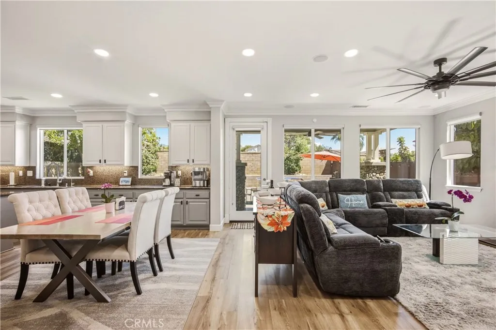 Open kitchen and family room with access to the backyard Open kitchen and family room with access to the backyard