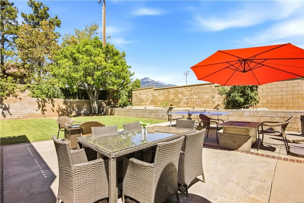 Beautiful backyard with a tree, dining area and gorgeous views Beautiful backyard with a tree, dining area and gorgeous views