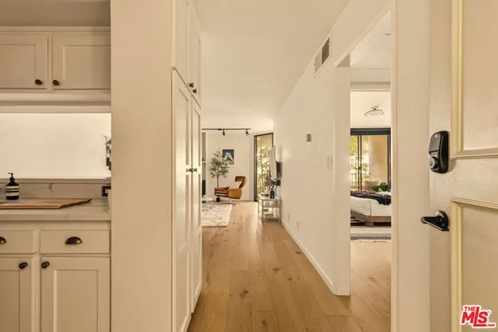 1230 N Sweetzer Avenue 204, West Hollywood, California 90069 — photo 4