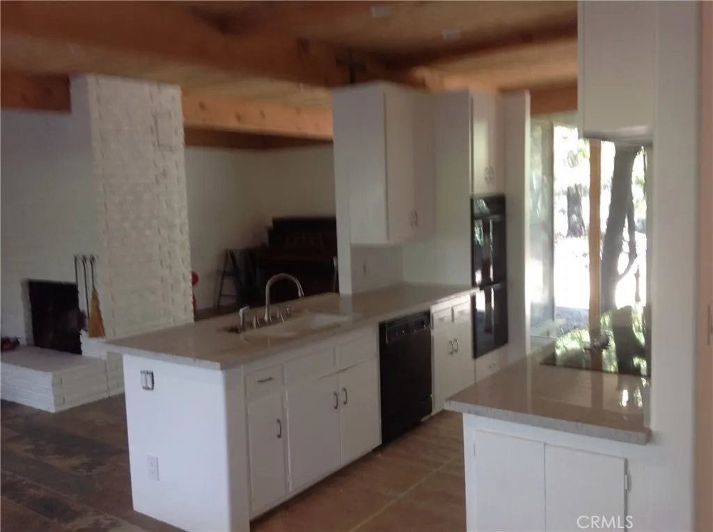 Entertainers Kitchen and Two Fireplaces