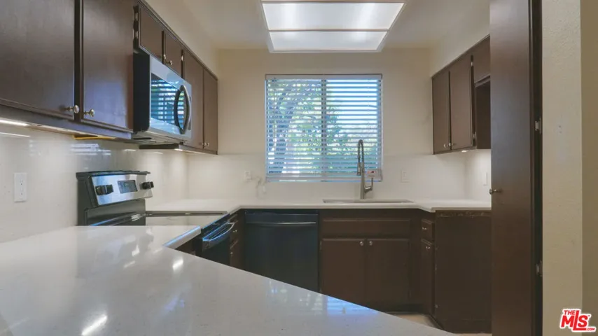 25545 Pine Creek Lane, Los Angeles, California 90744 — photo 5