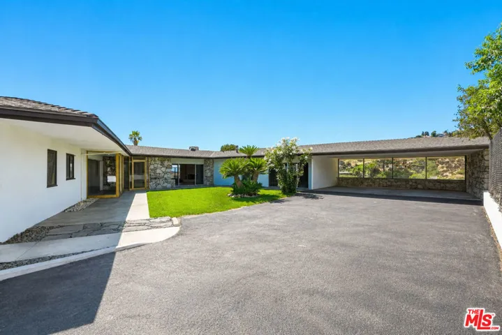 1682 Larco Way, Glendale, California 91202 — photo 4