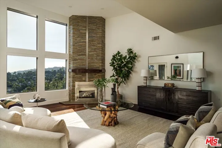 5677 Spreading Oak Drive, Los Angeles, California 90068 — photo 4