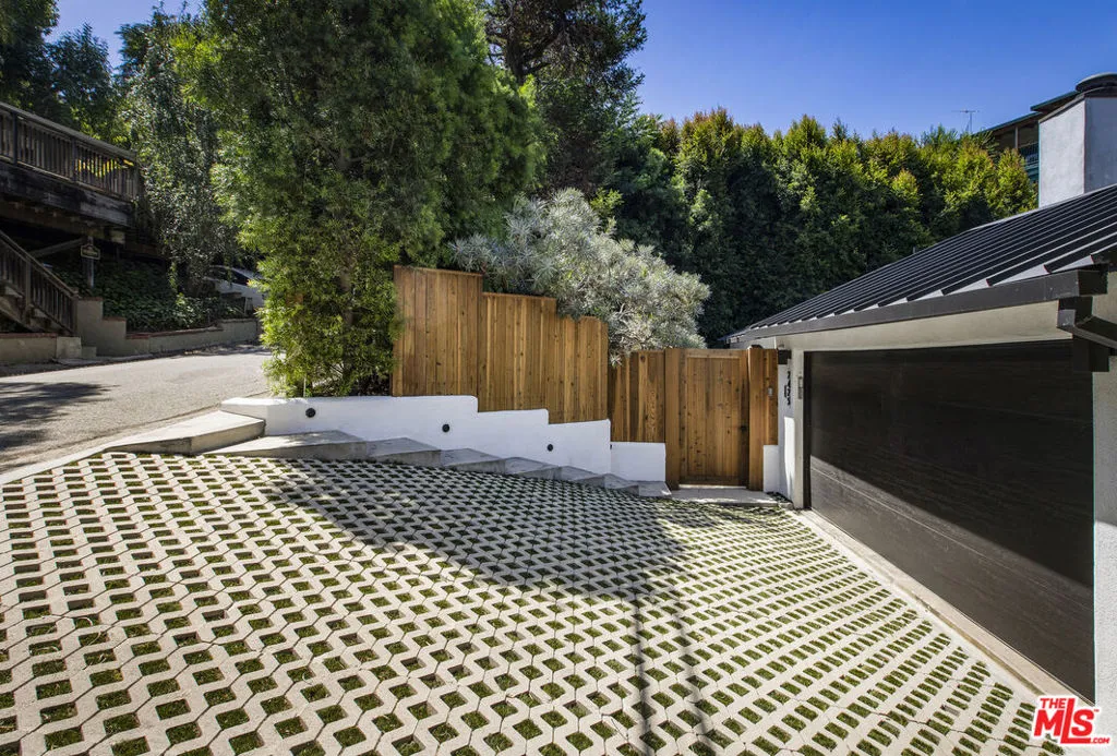 2425 Rinconia Drive, Los Angeles, California 90068 — photo 4