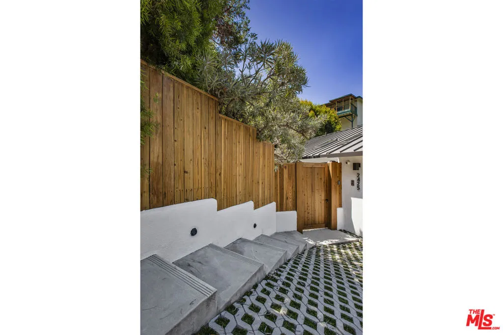 2425 Rinconia Drive, Los Angeles, California 90068 — photo 5