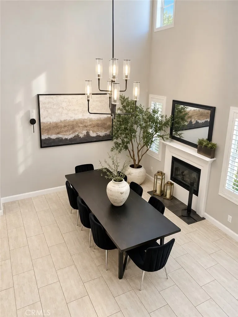 High ceiling dinning room High ceiling dinning room
