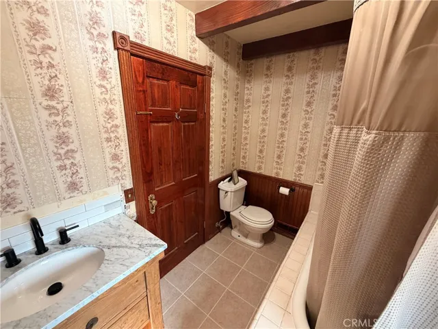 2nd Bathroom (Upstairs)